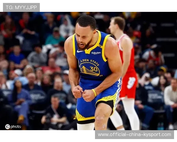 勇士外围传导流畅，库里超远三分稳稳射进