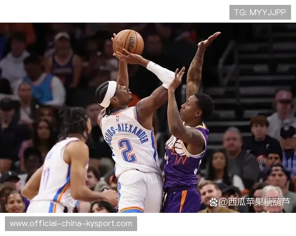 布克低位背打转身命中，太阳将比分扳回